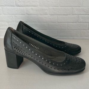 Aersoles comfort 8.5 black heel with great details.